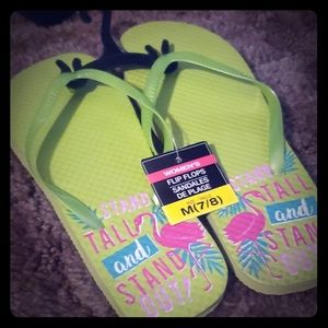 Women's flip flops size 7/8